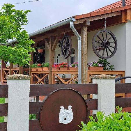 Manipura Szemenyecsörnye Exterior foto